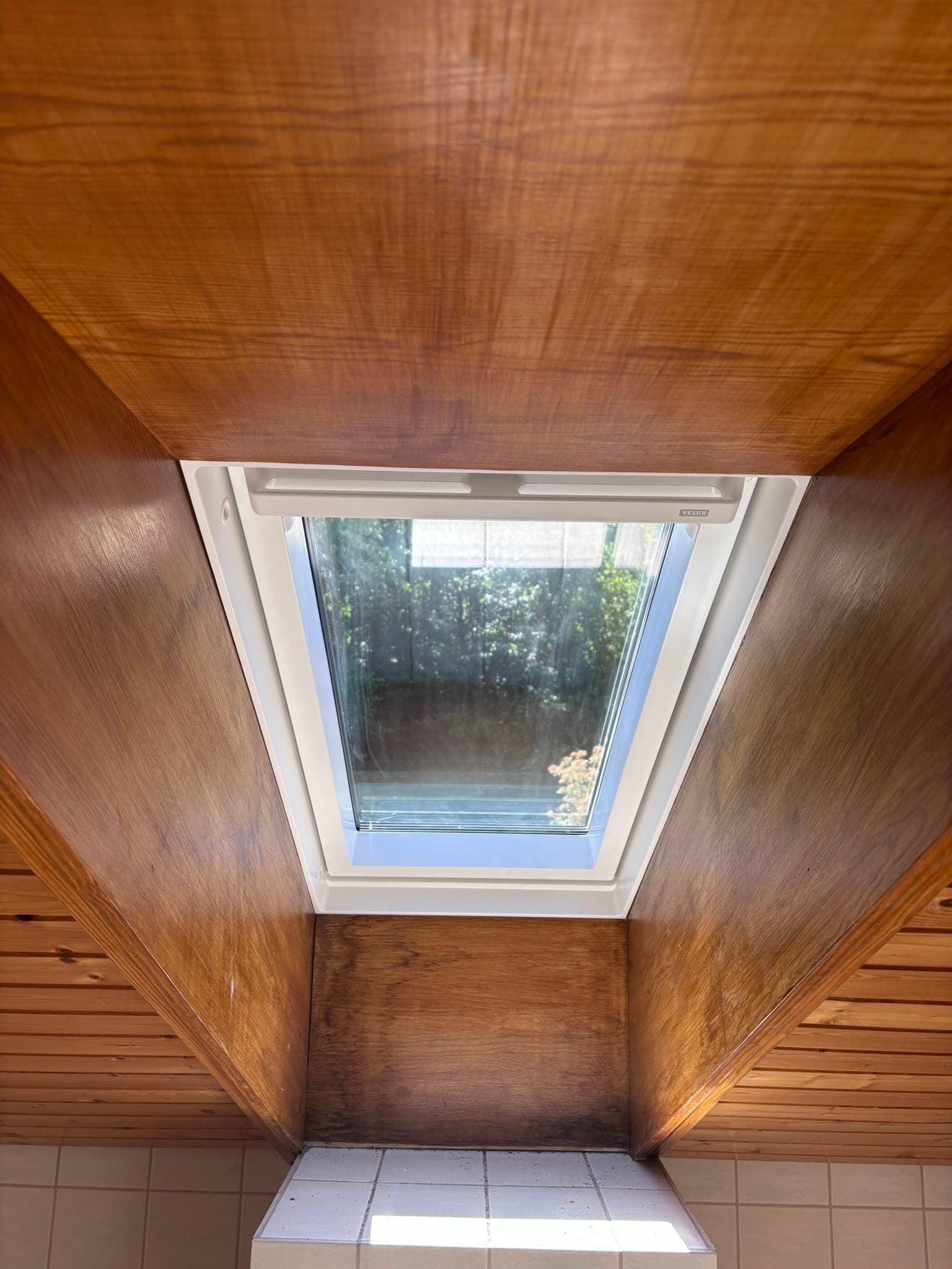 Dachfenster in holzverkleideter Nische