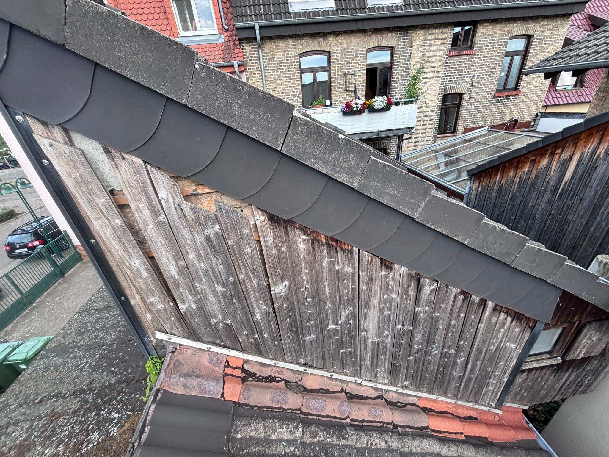 Alte, verwitterte Holzverkleidung an der Gaube