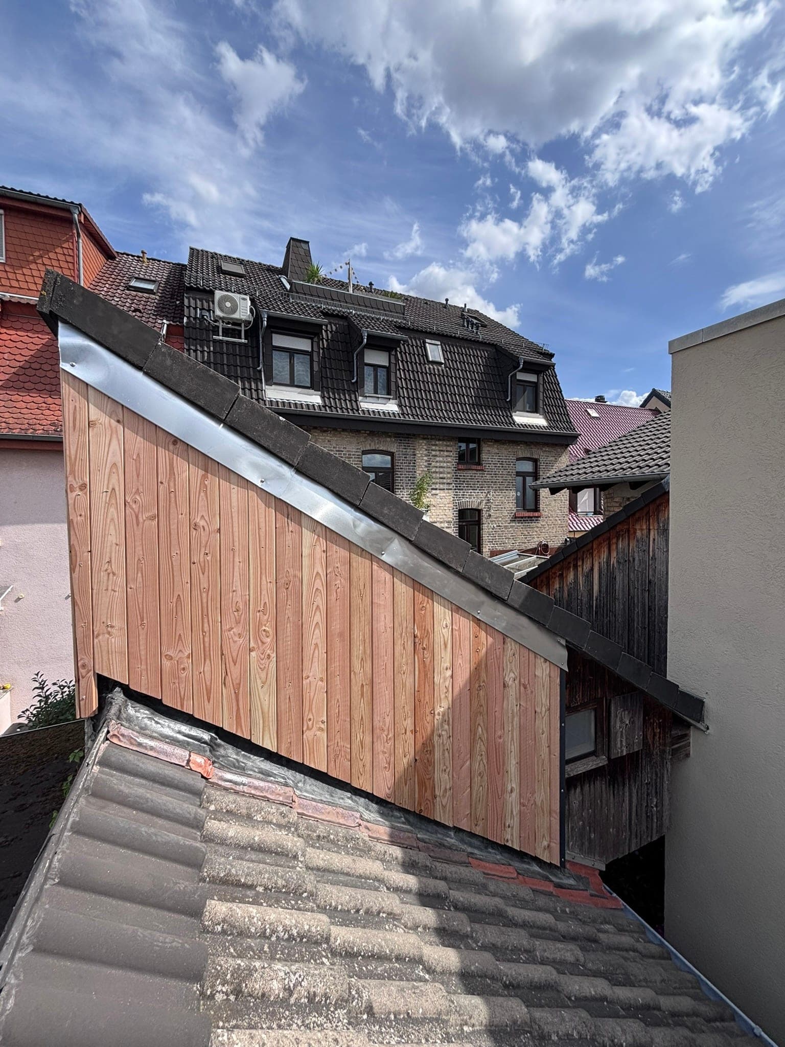 Neue Holzverkleidung an einer Gaube
