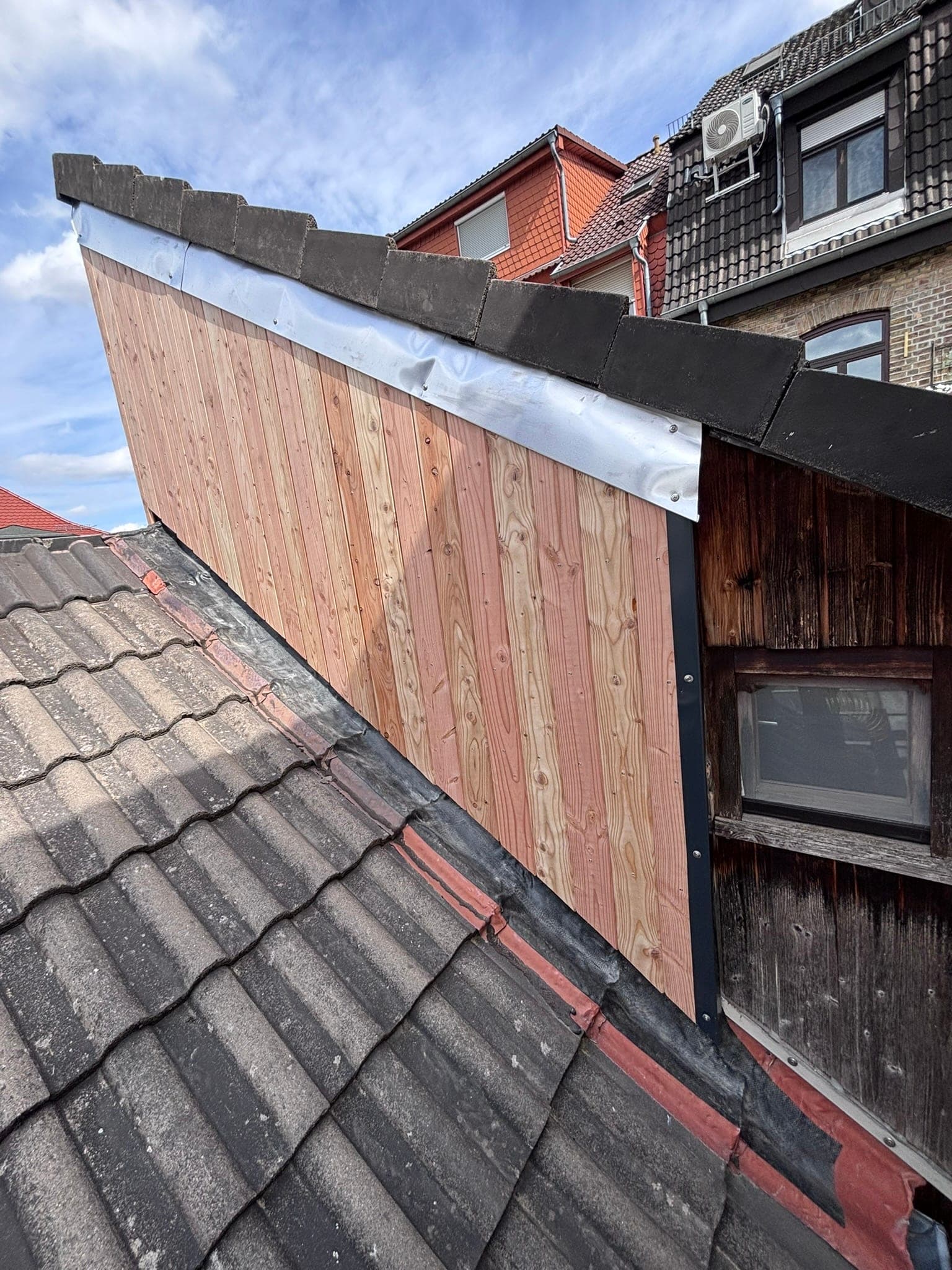 Neue Holzverkleidung an der Gaube mit Blechanschluss