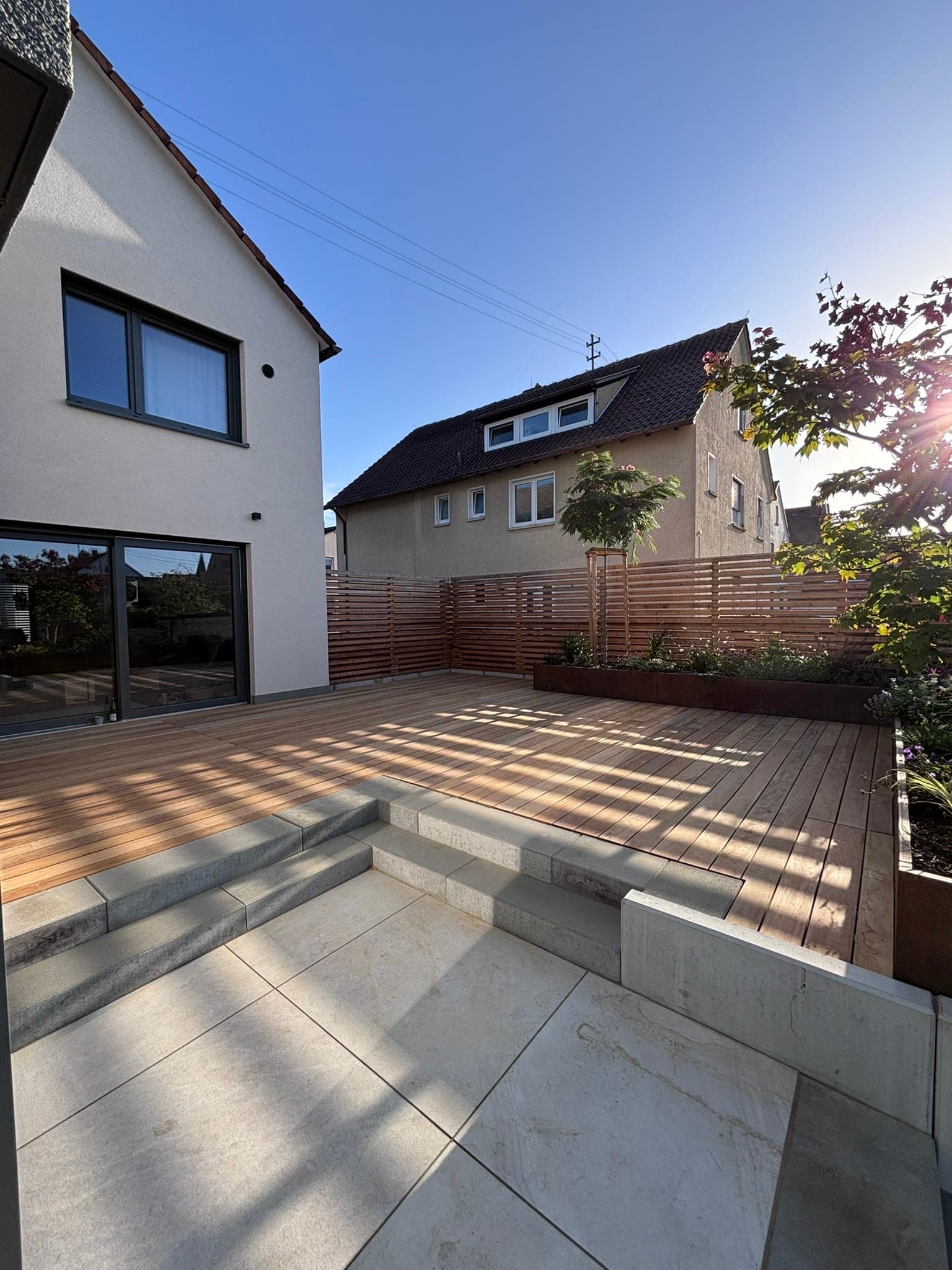 Holzterrasse mit Betonstufen