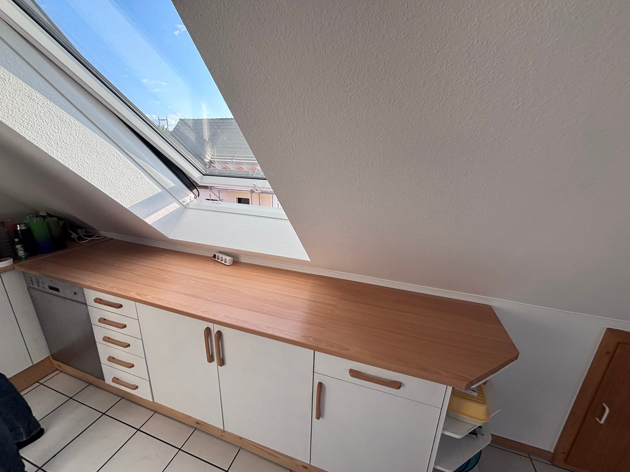 Arbeitsplatte aus Holz unter einer Dachschräge