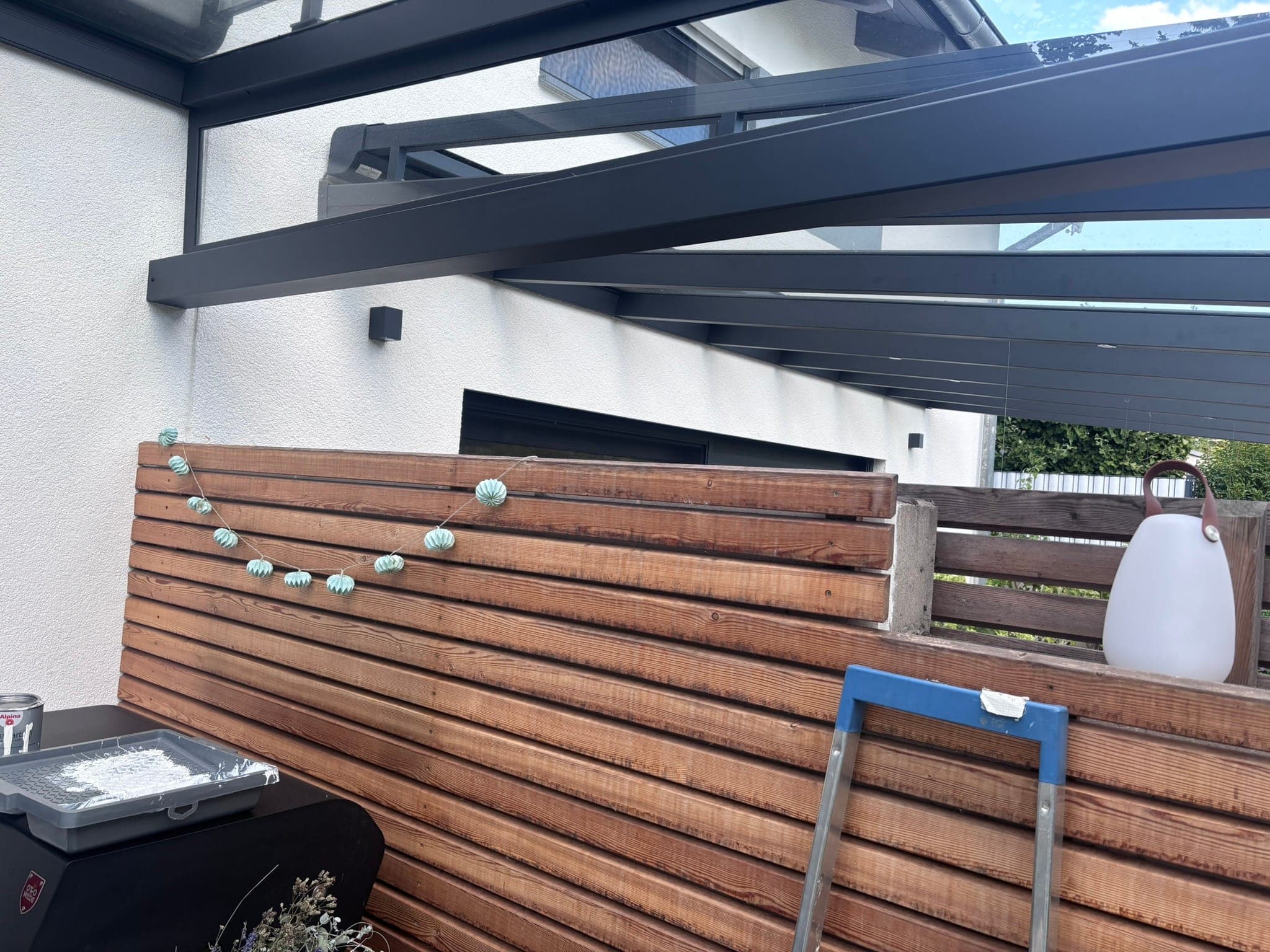 Holz-Sichtschutz mit Pergola auf einer Dachterrasse