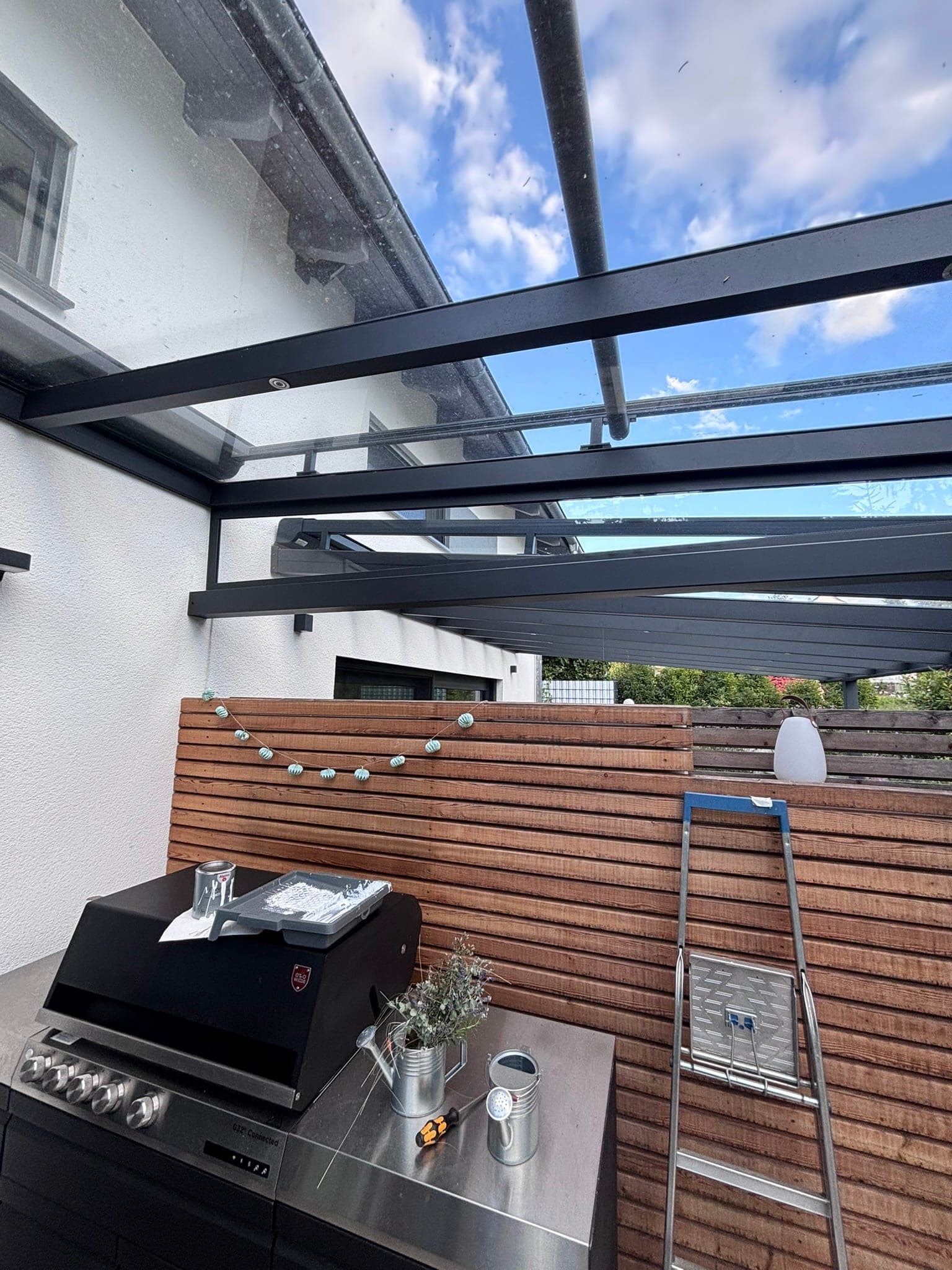 Sichtschutzwand aus Holzlatten auf einer Dachterrasse